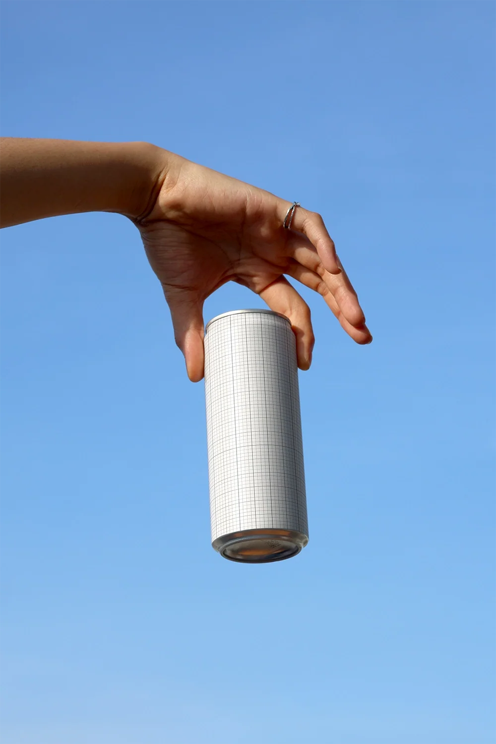 Slim Can Mockup CF31 – Floating, One Hand