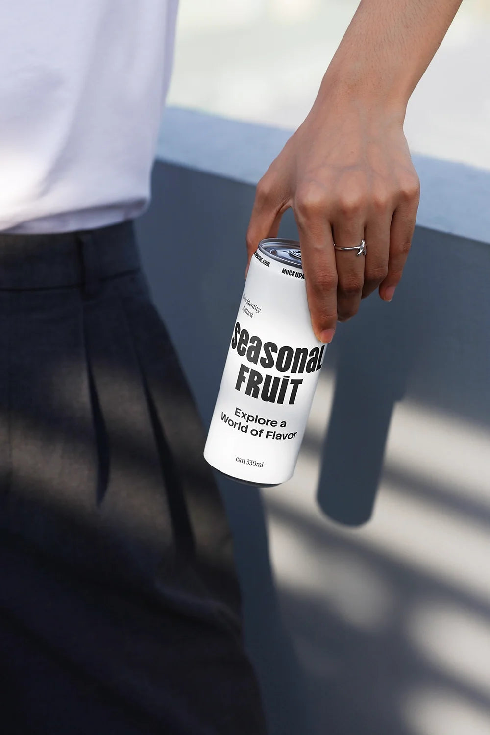 Slim Can Mockup CF19 – Downward Grip, Mid-Step