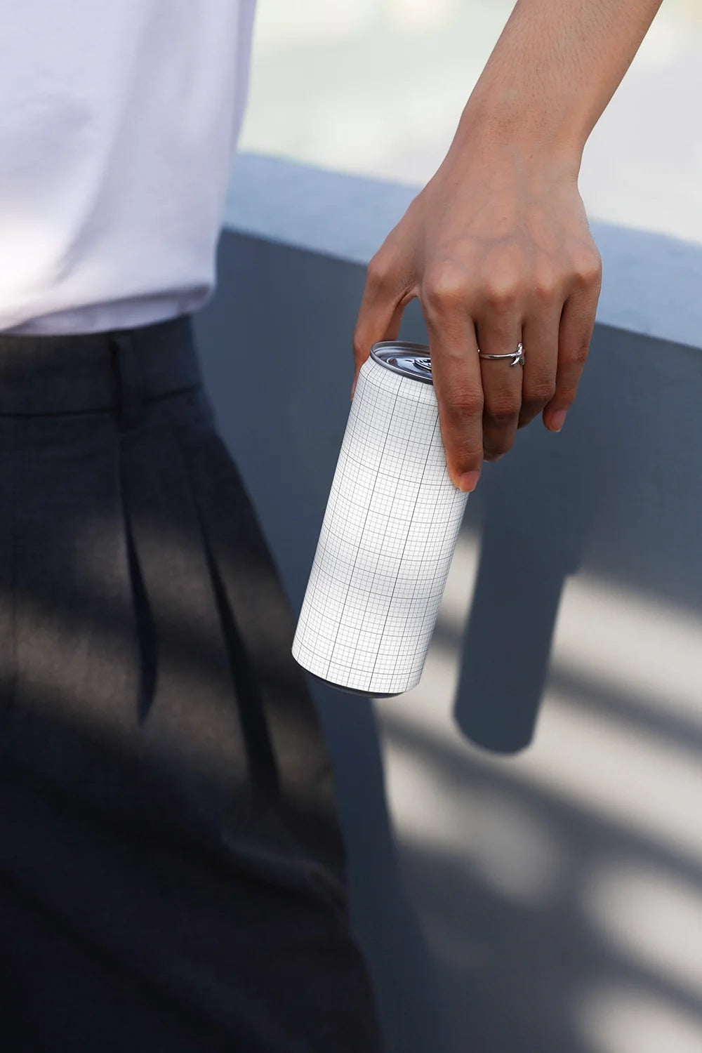 Slim Can Mockup CF19 – Downward Grip, Mid-Step