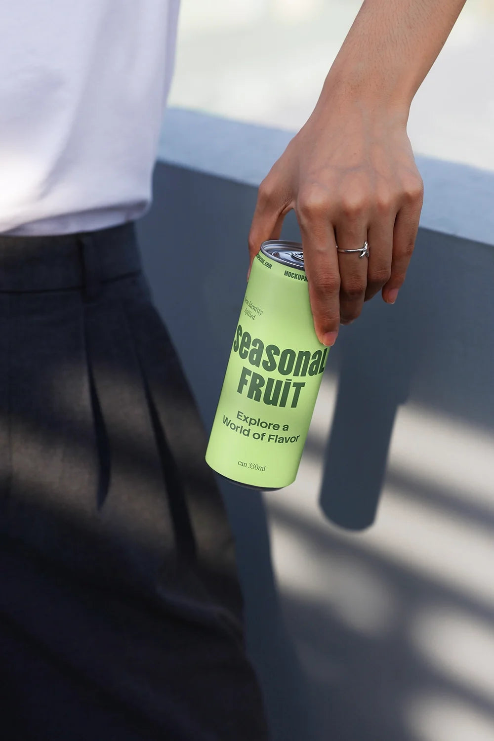 Slim Can Mockup CF19 – Downward Grip, Mid-Step